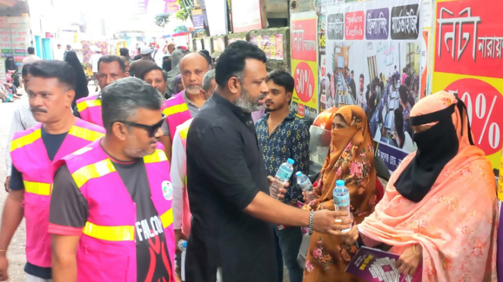 তীব্র তাপদাহে পরীক্ষার্থীদের অভিভাবকদের পাশে 'টিম খোরশেদ', বিতরণ করা হচ্ছে মিনারেল ওয়াটার