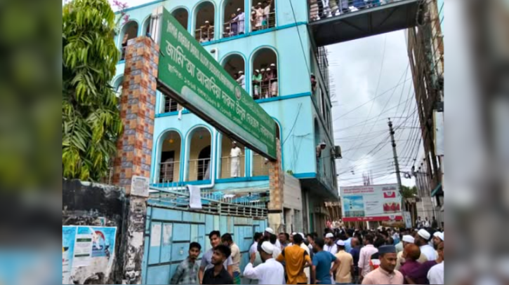 দেওভোগে মাদ্রাসা কেন্দ্রিক উত্তেজনা: সড়ক অবরোধে ২ ঘণ্টা যান চলাচল বন্ধ, চরম জনদুর্ভোগ