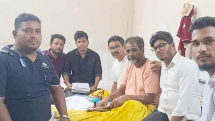 প্রবীণ ফটো সাংবাদিক আমির হোসেনের খোঁজে হাসপাতালে বন্দর উপজেলা প্রেসক্লাব নেতৃবৃন্দ
