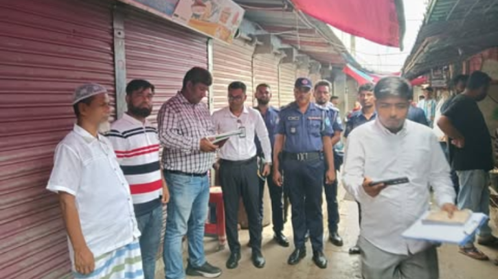 কাঁচপুরে নিষিদ্ধ পলিথিন বিরোধী অভিযান: ২৬৩ কেজি জব্দ, দুই প্রতিষ্ঠানকে জরিমানা