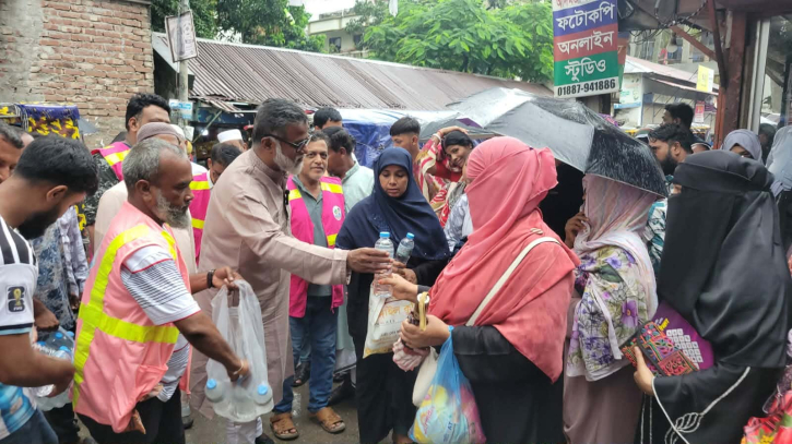 বৃষ্টিতে ভিজে সিদ্ধিরগঞ্জে এইচএসসি পরীক্ষার্থী ও অভিভাবকদের মাঝে খোরশেদের পানি বিতরণ