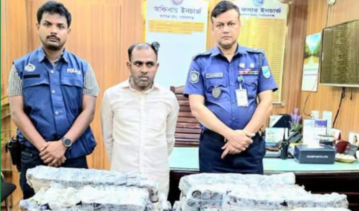 রূপগঞ্জে ১,১০৭ বোতল এসকাফ সিরাপসহ মাদক ব্যবসায়ী গ্রেপ্তার; ট্রাক ও সিএনজি জব্দ